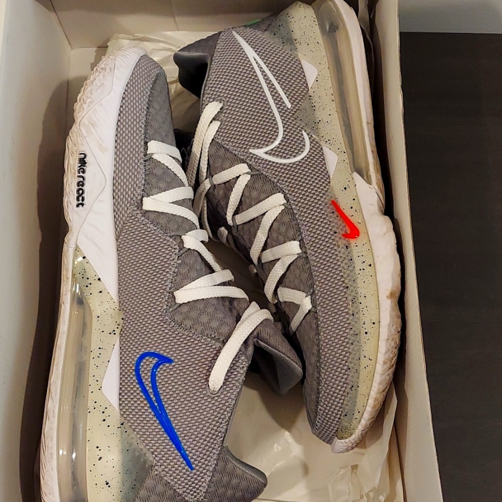 Nike LeBron XV11